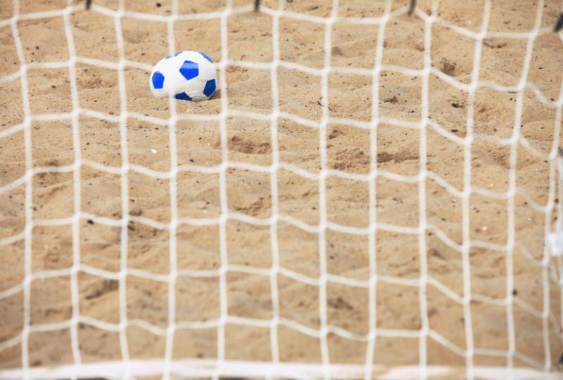 Boisko plażowe do piłki nożnej na stogach